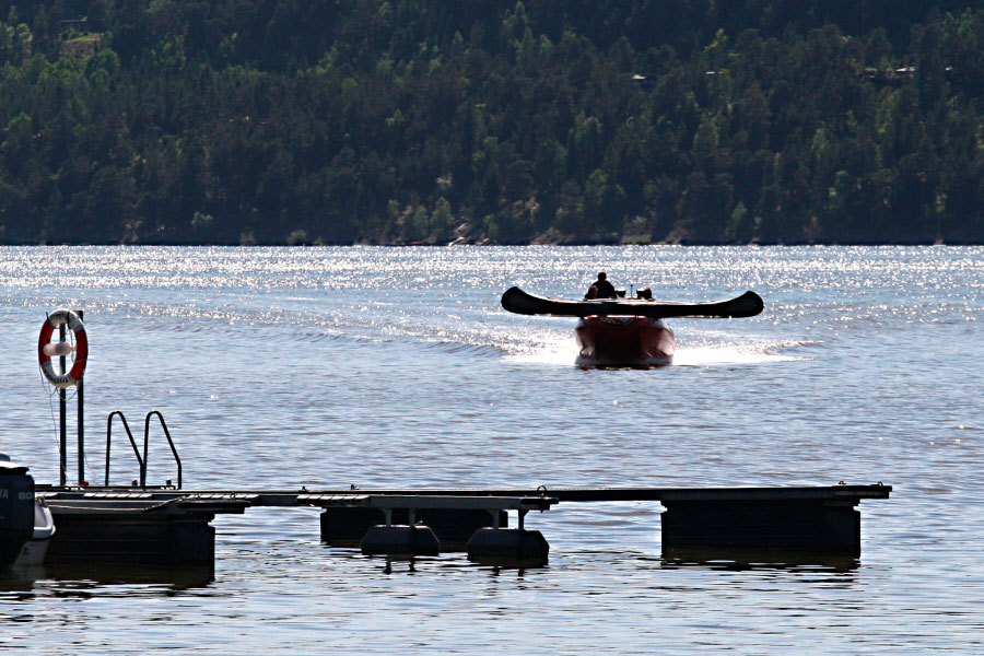 Kanoen til jentene bringers i land