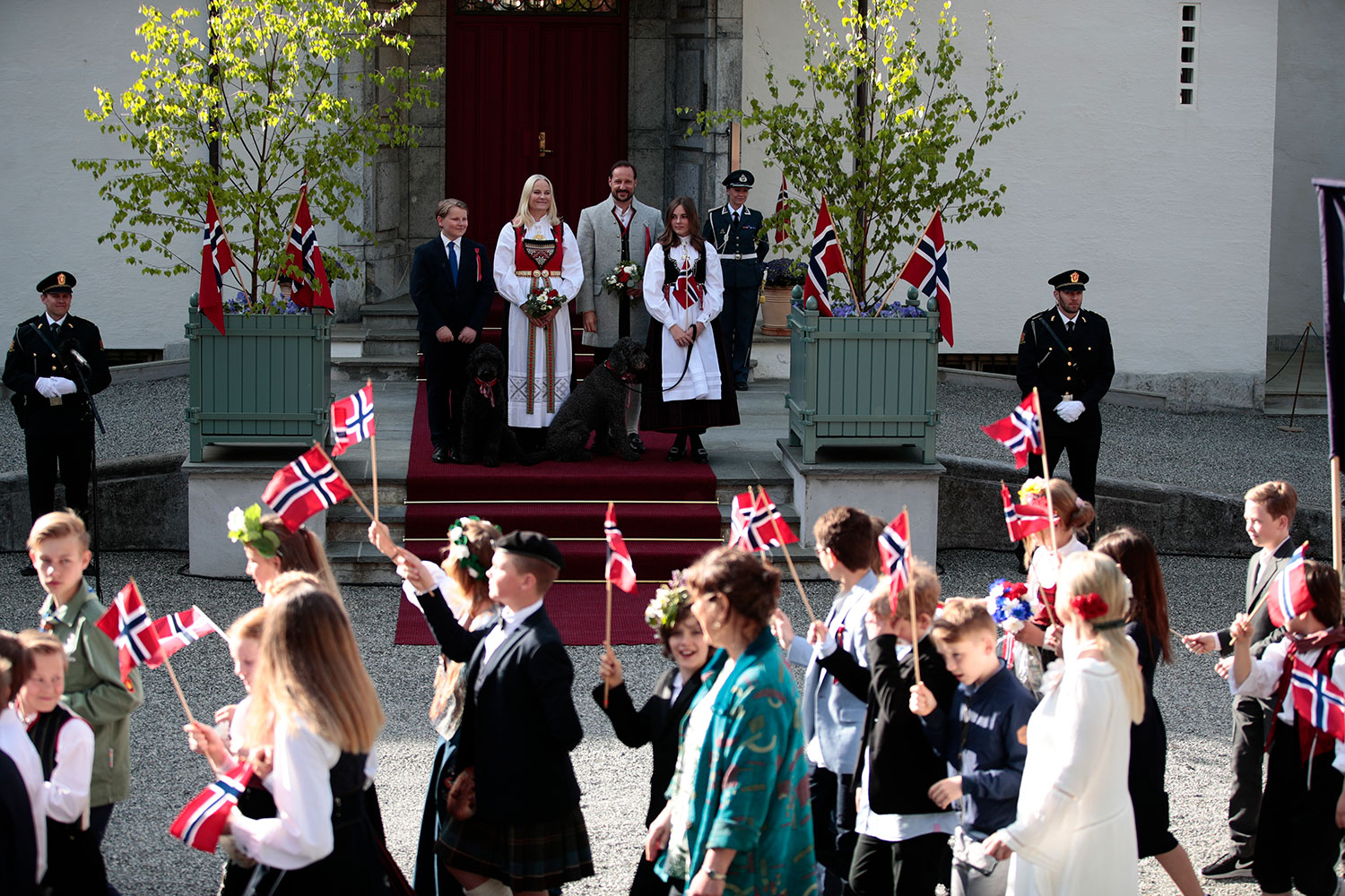 Kronprinsfamilen hilser barnetoget på Skaugum