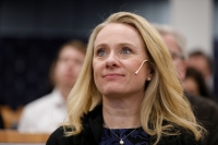 Arbeidsminister Anniken Hauglie (H) mener det å få forsørgertillegg for kvinner i yrkesaktiv alder er avleggs.
