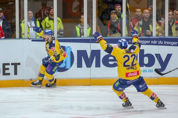 Storhamar vant nøkkelkampen mot VIF tirsdag. Her feirer Niklas Fogström og Martin Rønnild en scoring mot Lillehammer tidligere denne måneden. 