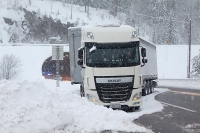 Snøværet lammet trafikken og tok strømmen