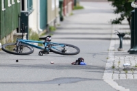 En kvinne ble knivstukket og drept på åpen gate i Hønefoss i forrige måned. Eksmannen, som ble skutt i beinet av politiet under pågripelsen, erkjenner nå straffskyld for drapet. 