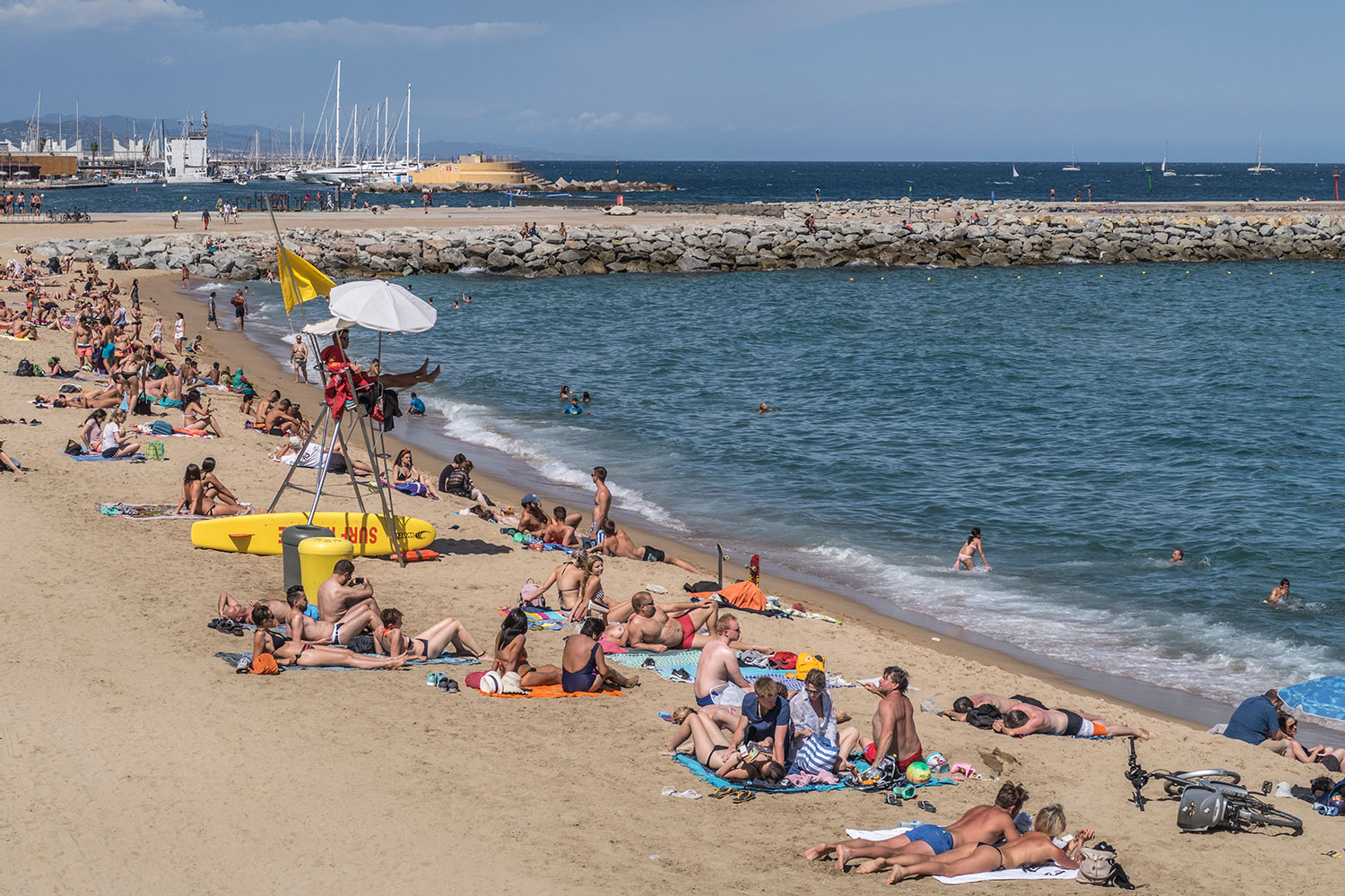 I sommer blir det forbudt å røyke på de populære strendene rundt Barcelona. 