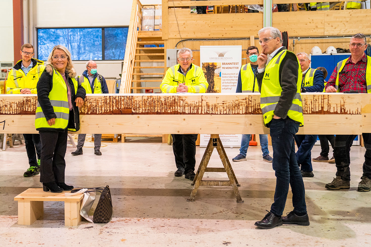 Landbruksminister Sandra Borch (Sp) og statsminister Jonas Gahr Støre (Ap) besøkte Moelven Industrier fredag og fikk se en gigantisk bjelke i limtre. 