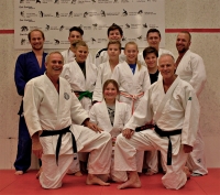 Seminar i Ringerike Judoklubb. Svartbeltene f.v.: Geir Reehorst og Kent Westerby. Øverst hvert hjørne f.v.: hovedtrener Eirik Reehorst, og leder Hans Marius Jakobsen