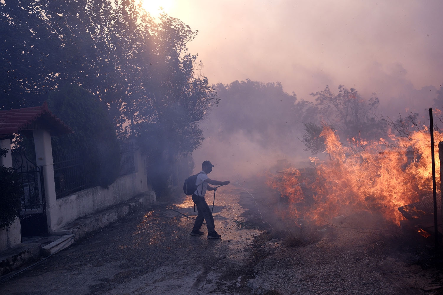 En mann kjempet mot flammene som nærmet seg bebyggelsen nord for Aten, tidligere denne uka. Voldsomme skogbranner truet lenge den greske hovedstaden. Over 700 brannfolk, 199 brannbiler og 35 fly og helikoptre ble satt inn mot brannene, som lenge truet hovedstaden Aten. 