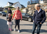 Milla-Sofie (6) t.v. har sterkt nedsatt syn og trenger briller. Her sammen med mor Jannike Elise Nielsen og far Marius i bakgrunnen, da Ap-leder Jonas Gahr Støre besøkte familien i september og lovet forbedringer i brillestøtteordningen.