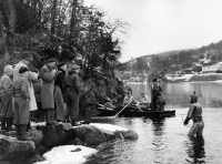 Dykkere søkte etter Arne Odd Torgersen i Mandalselva i 1955. 