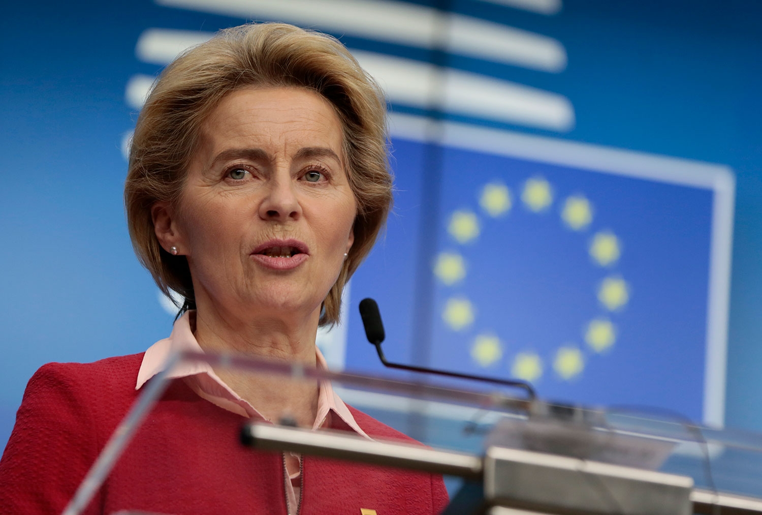 EU-kommisjonens president Ursula von der Leyen sier smittesituasjonen er kompleks, og at farenivået er hevet.