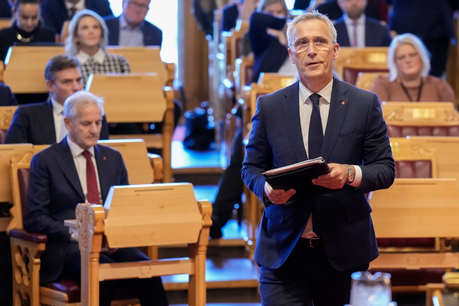 Verken finansminister Jens Stoltenberg (Ap) eller statsminister Jonas Gahr Støre (Ap) (i bakgrunnen) møter i Stortinget onsdag for å svare på spørsmål om statsbudsjettet.