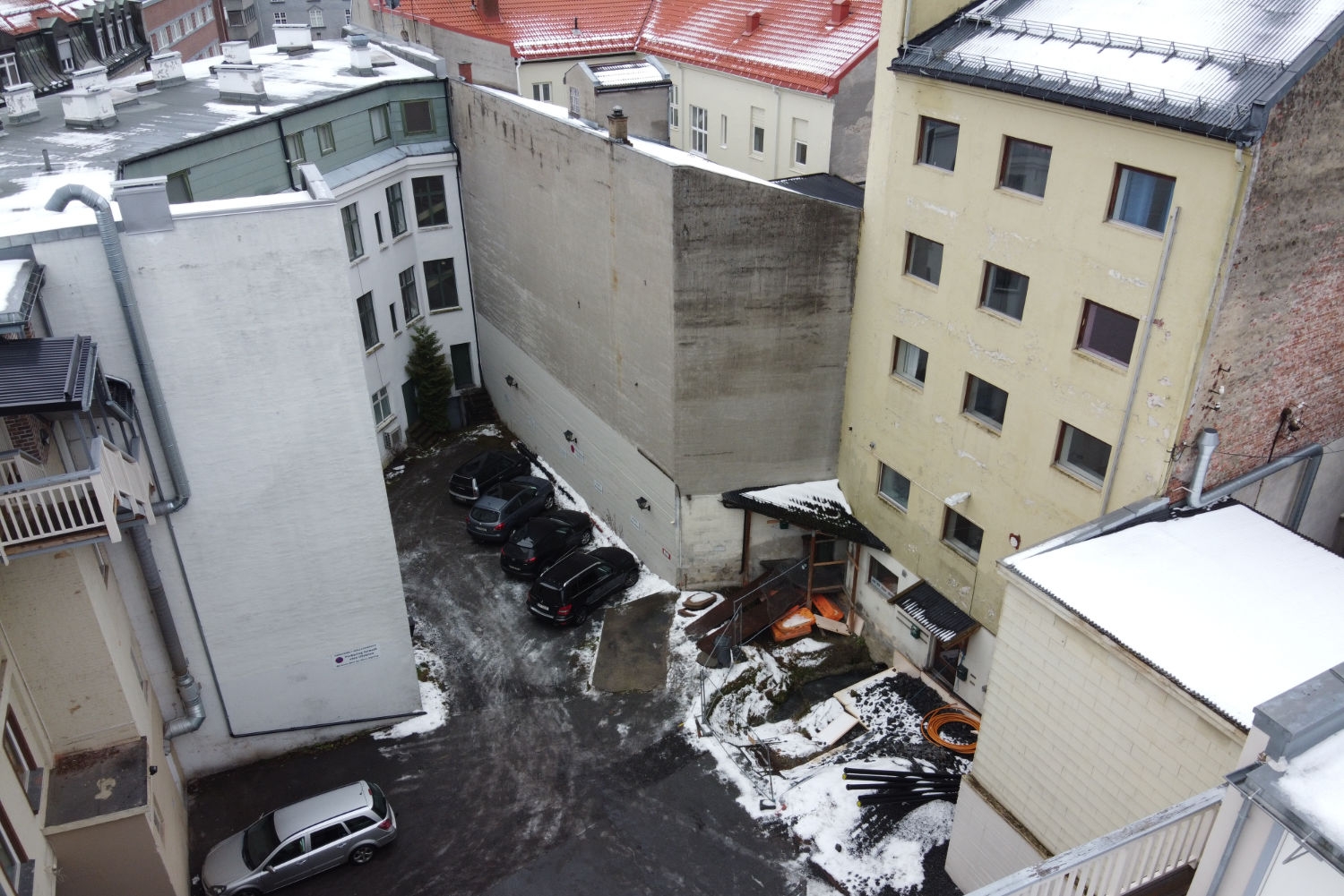 Braathen Eiendom AS eier det gule bygget til høyre. Bjerke eier det hvite bygget til venstre i bakgrunnen.