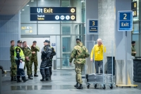 Om lag hundre soldater fra Heimevernet (HV) er for tiden utstasjonert på Gardermoen for å støtte politiet. Den jobben kunne vektere gjort, mener Nokas og NHO.