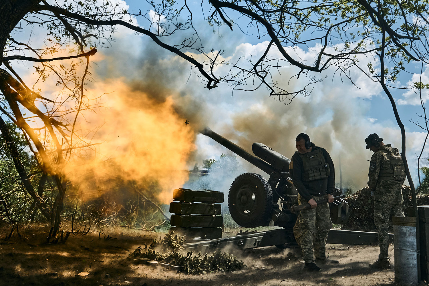 Russiske styrker skal de siste dagene ha trukket seg tilbake langs deler av fronten ved Bakhmut. Bildet viser ukrainsk artilleri i nærheten av den østukrainske byen. 