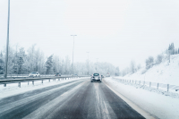 Skal du ut og kjøre de nærmeste dagene bør du ha gode dekk og god tid. Det er varslet mye snø. 