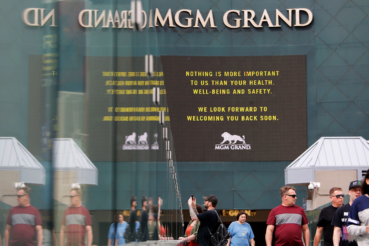 MGM Grand hotell og kasino er ett av flere i Las Vegas som stenger for å bidra til å dempe spredningen av koronaviruset. «Ingenting er viktigere enn din helse, velvære og sikkerhet. Vi ser fram til å ønske deg velkommen tilbake snart», proklamerer skiltet utenfor.