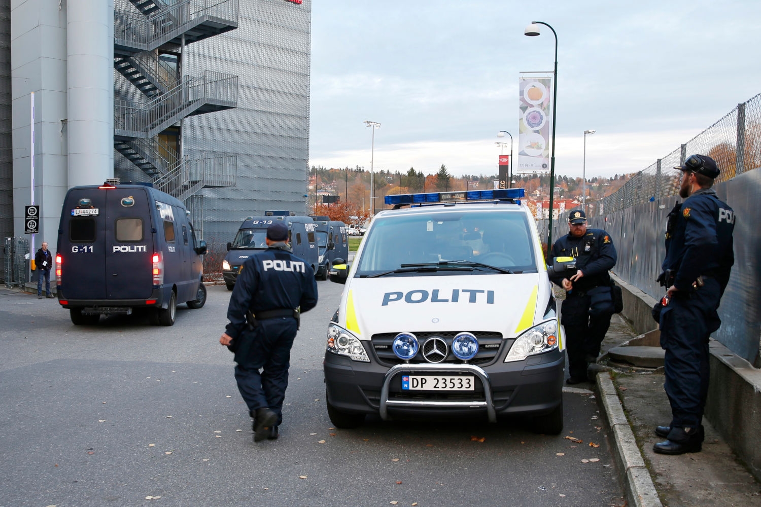 Politibiler i Lillestrøm sentrum.