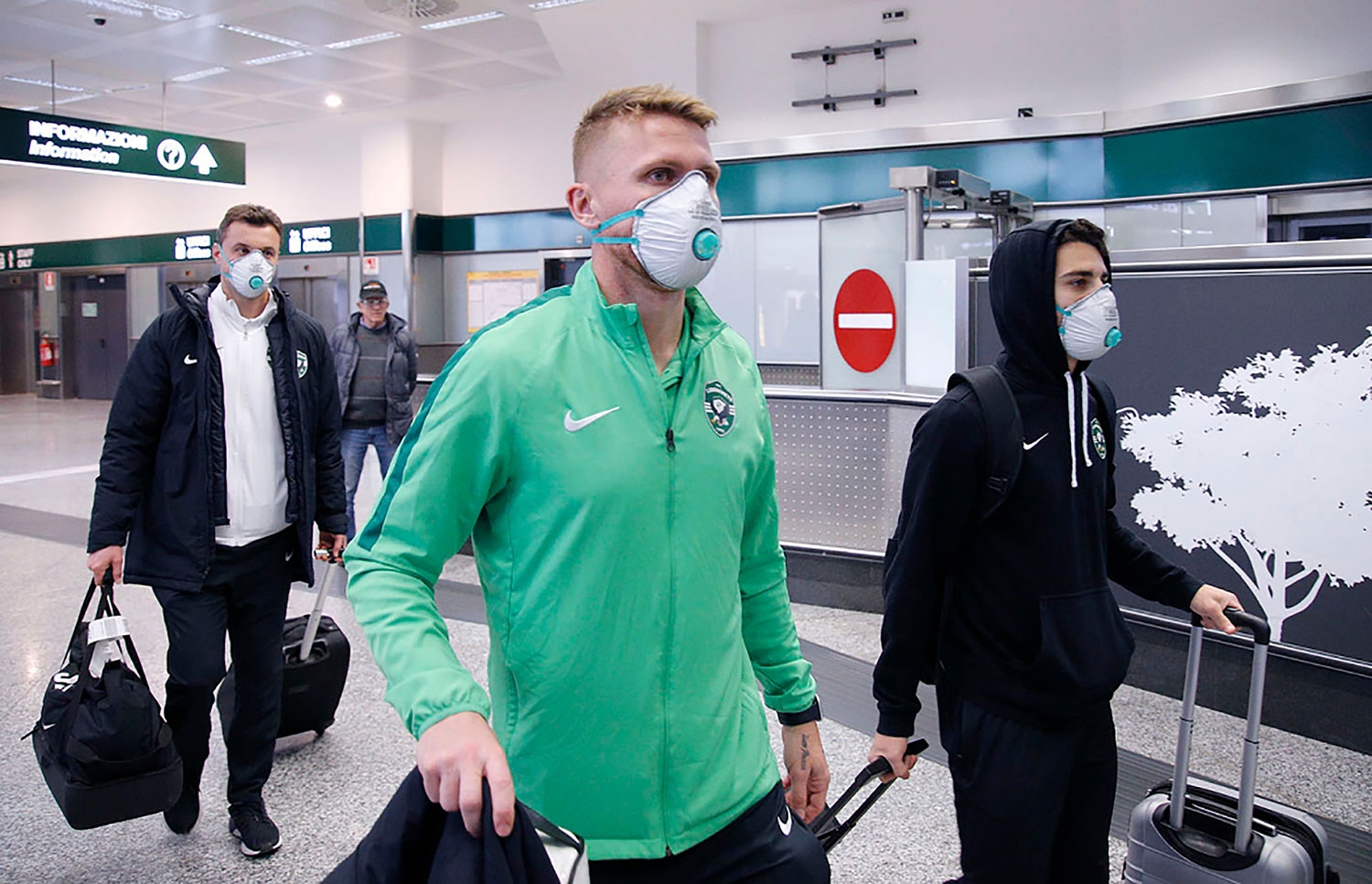 Flyplasser i Italia – som her på Malpensa utenfor Milano, der det bulgarske fotballaget Ludogorets landet før en kamp for to uker siden – og resten av Europa stålsetter seg for store tap og drastisk fallende passasjertall som følge av virusutbruddet.