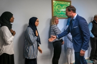 Kronprins Haakon forsøker å håndhilse på Zeliha Acar Zeliha Acar, styremedlem og ungdomskoordinator i Islamsk Råd, under sitt besøke i Al-Noor-moskeen i Bærum. Nå sier Frp-leder Siv Jensen at episoden er et eksempel på snikislamisering.