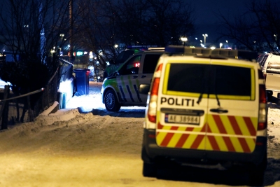 Politiet på plass i Yven i Sarpsborg hvor en mann skal ha blitt skutt ved sin bolig. Han har opplyst at han ble skutt av ukjente, maskerte menn. 