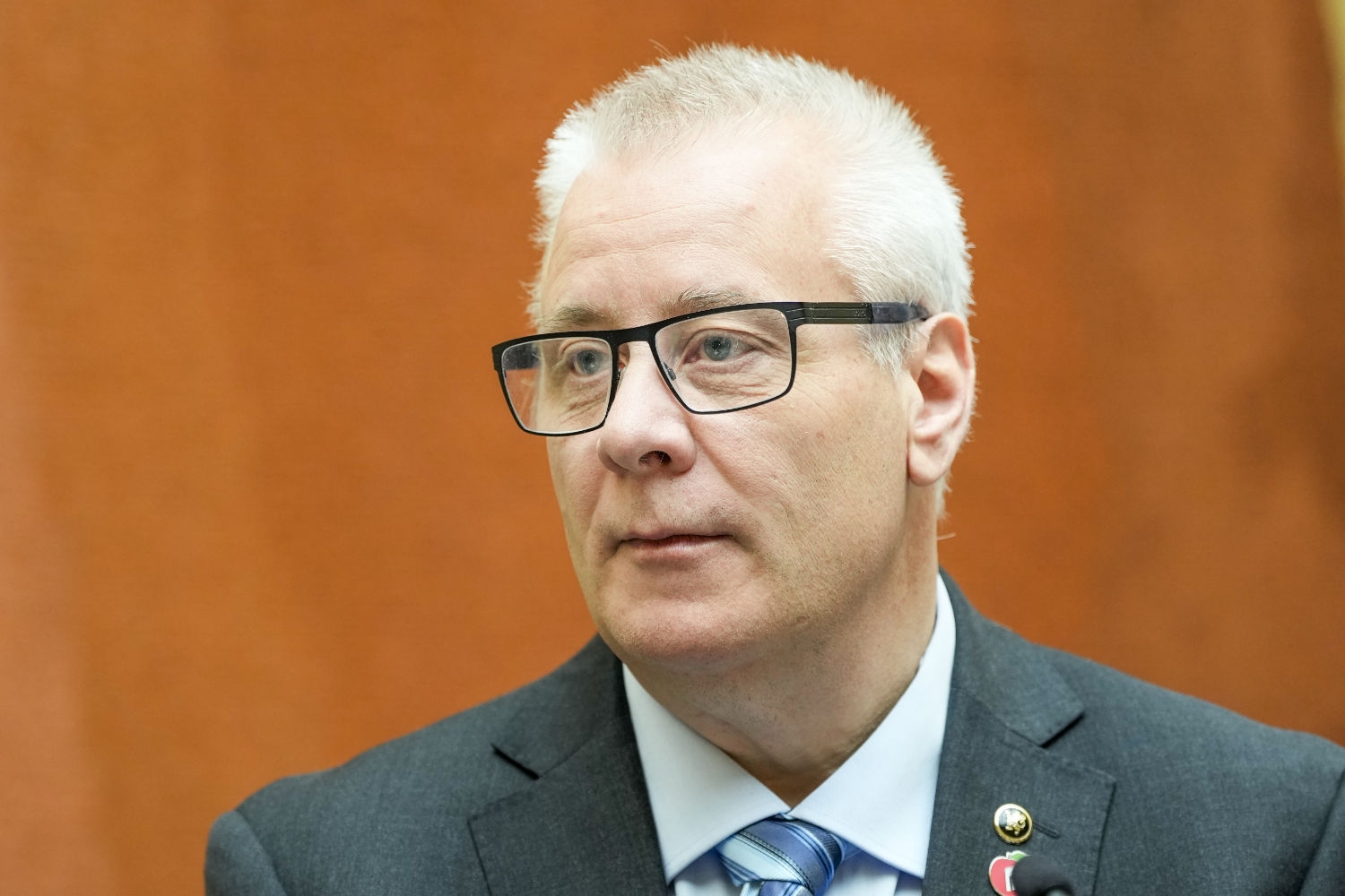 Bård Hoksrud i Frp mener regjeringen bevisst utsetter tiltak på vei og jernbane som Stortinget har bestemt at den skal sette i gang.