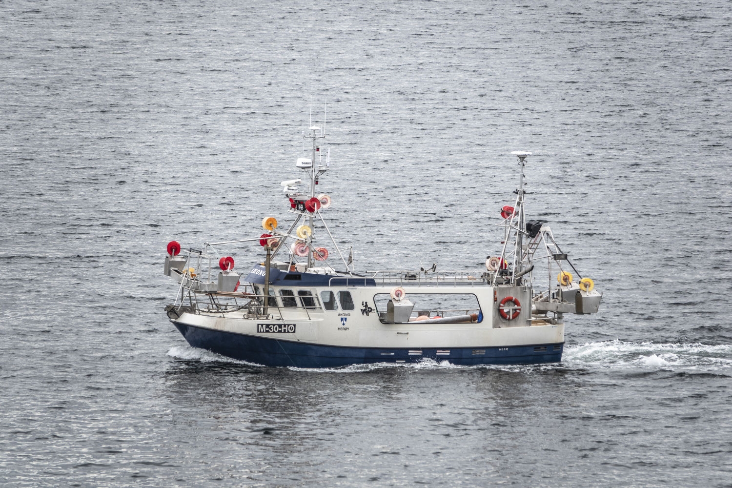 Også små fiskebåter får nå krav til automatisk rapportering av posisjon til myndighetene.