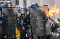 Det kom til voldsomme sammenstøt mellom politiet og demonstranter i flere franske byer torsdag, som her i Paris.