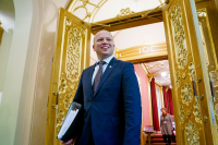 Finansminister Trygve Slagsvold Vedum (Sp) vil prioritere forsvar og beredskap i statsbudsjettet for 2023. Her er han i Stortinget etter framleggelsen av regjeringens forslag til endringer i statsbudsjettet for 2022.