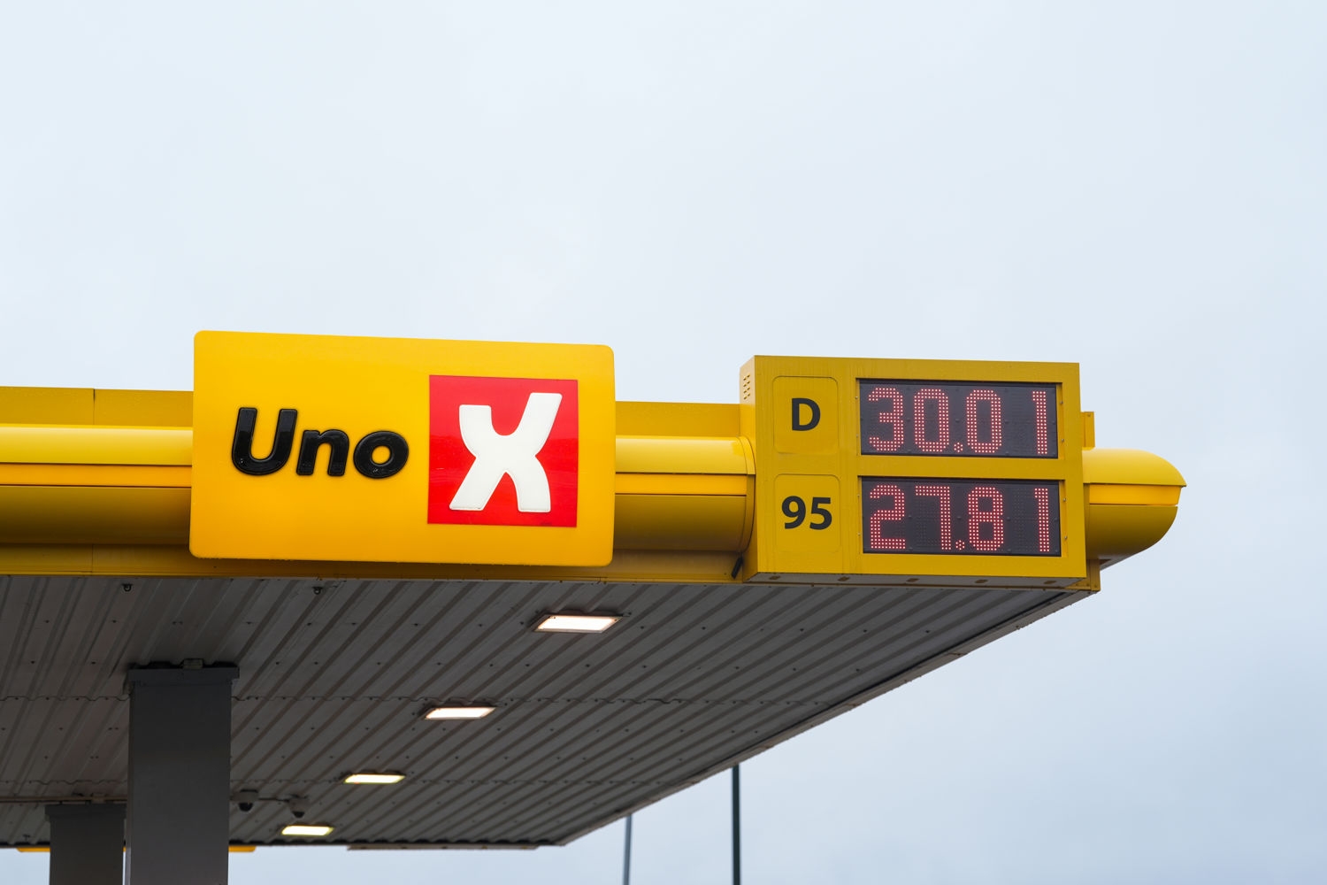 Drivstoffprisene har skutt i været etter at det midlertidige avgiftskuttet opphørte 1. september. Her fra en UnoX-bensinstasjon i Oslo forrige fredag.