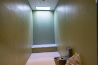 Bilder av arresten i Agder politidistrikts politihus i Kristiansand.