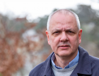 – At så mange fullvaksinerte blir smittet og syke, har ikke skjedd før, sier overlege Preben Aavitsland i Folkehelseinstituttet.