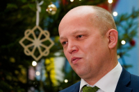 Finansminister Trygve Slagsvold Vedum (Sp) vil oppheve den nasjonale skjenkestoppen.