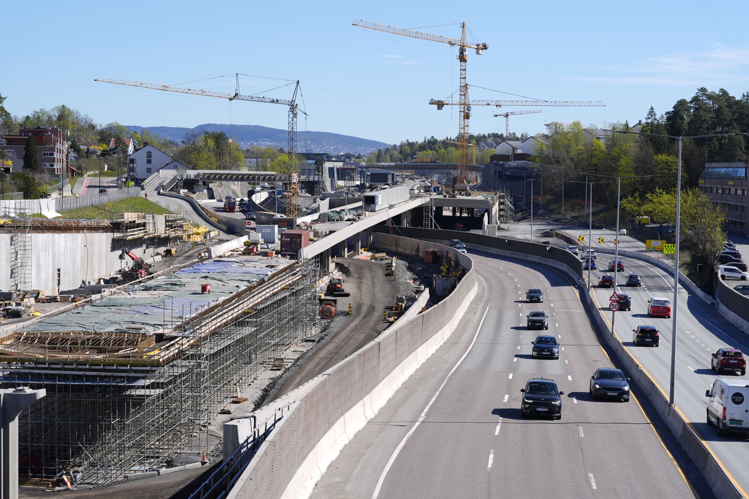 E18 Vestkorridoren er beregnet ferdigstilt i 2030, men deler av den nye veien skal åpnes søndag. For å få dette til stenges to av tre felt inn mot Oslo fra fredag kveld til søndag ettermiddag. Det vil medføre køer, som kan bli ekstra lange på grunn av togstreiken. Dette bildet fra Lysaker er fra april.
