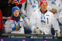 Kong Harald og Dronning Sonja jubler under kvinnenes 4x6 km stafett i Sotsji 2014.