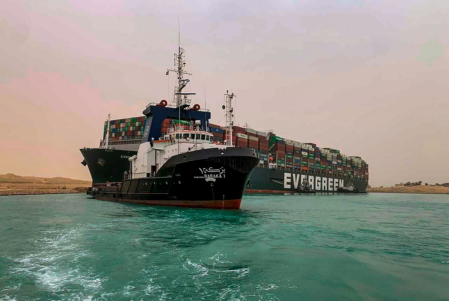 Taubåter forsøker onsdag å få løs det gigantiske lasteskipet Ever Given som grunnstøtte i Suezkanalen i Egypt. 