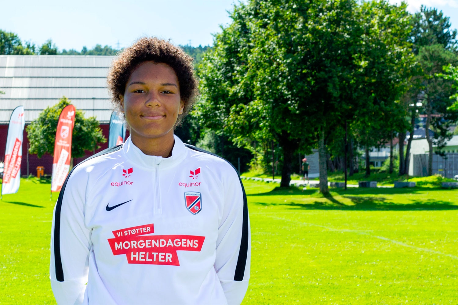 Fremtidige fotballstjerner er samlet i Porsgrunn:Hønefoss-spiller Emma (16) måler seg mot Norges beste fotballjenter 