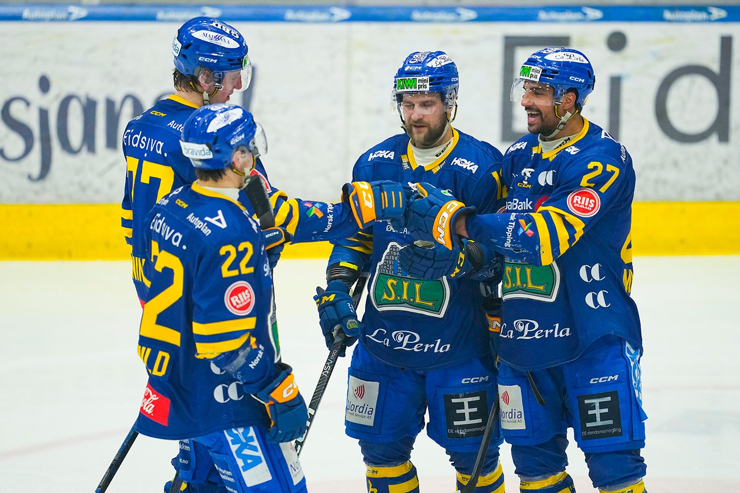 Storhamars Jacob Berglund (midten) scoret to mål. Her sammen med Sverre Rønningen (77) og Andreas Martinsen (27) som også scoret i storseieren over Comet. 