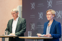 Helse- og omsorgsminister Ingvild Kjerkol (Ap, t.h.) og assisterende helsedirektør Olav Valen Slåttebrekk inviterer til pressekonferanse for å orientere om endringene i fastlegeordningen. 