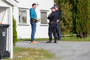 Politiet undersøker søndag huset til den siste mannen som er pågrepet i forbindelse med drapet på Jonas Aarseth Henriksen. 