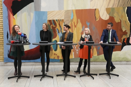 Pressekonferanse om budsjettenigheten natt til onsdag. Fra venstre: Ingrid Liland i MDG, partileder Marie Sneve Martinussen i Rødt, Aps parlamentariske leder Tonje Brenna, partileder Kirsti Bergstø i SV og Geir Pollestad i Sp.