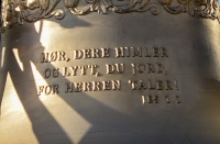 Detalj fra en av kirkeklokkene i Hønefoss kirke