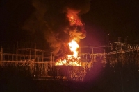 Brannvesenet melder om kraftig brann i Kleivi Næringspark, på grensa mellom Hol og Ål.