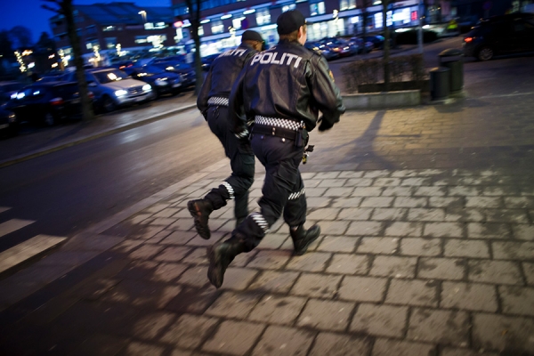 Maskerte tyver stjal dyre jakker i Drammen