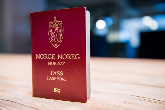 Justisdepartementet legger ned nesten halvparten av passkontorene i landet. Med mindre vi gjør noe for å bedre sikkerheten, vil norske pass være utdatert om få år, sier justisminister Tor Mikkel Wara (Frp).