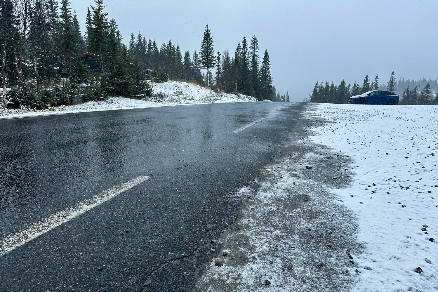 Nysnø og glatte veier på riksveien ved Haglebu i Sigdal kommune lørdag ettermiddag. 