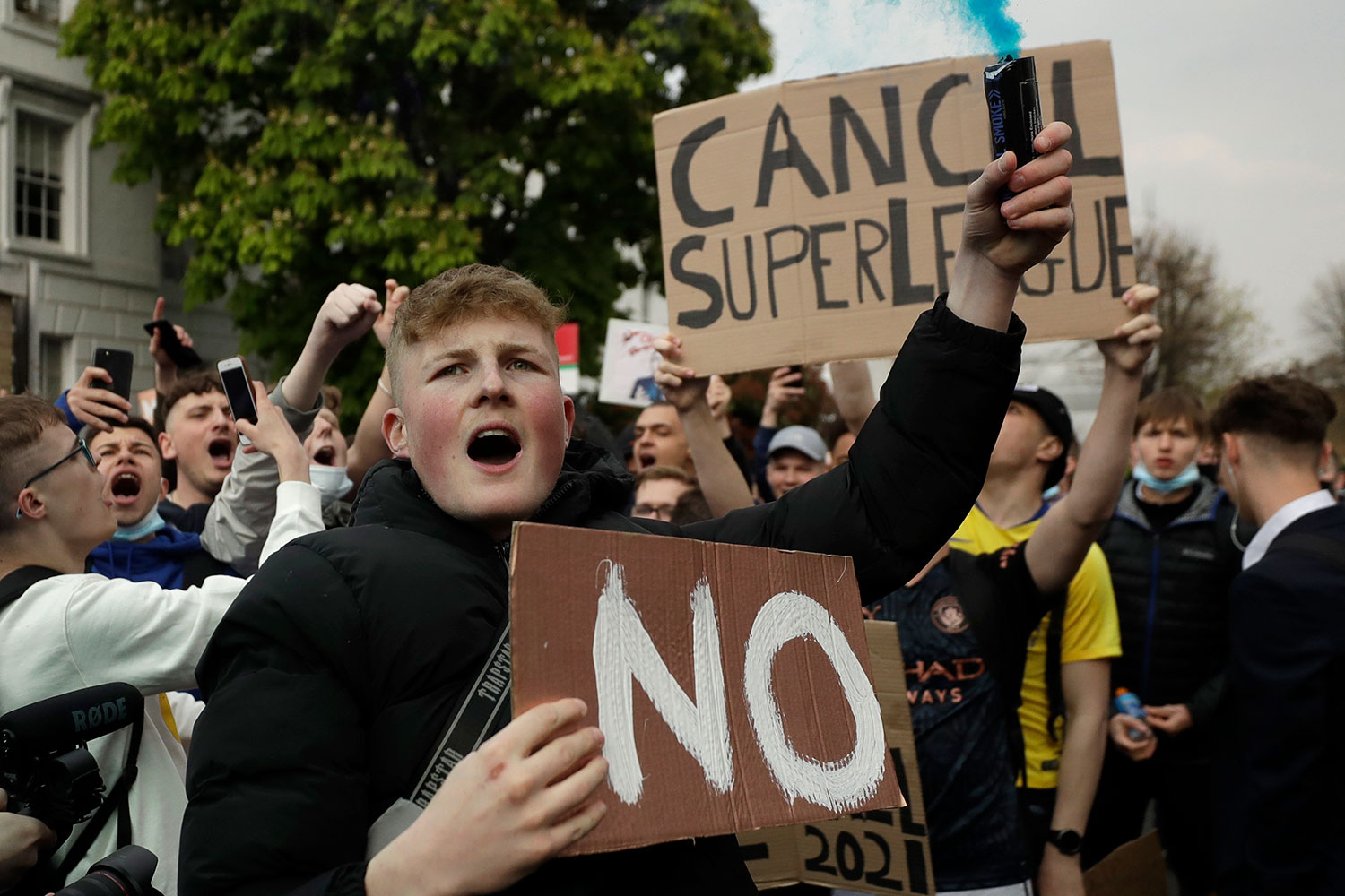 Chelsea-tilhengere demonstrerer utenfor Stamford Bridge i protest mot klubbens deltakelse i Super League. 