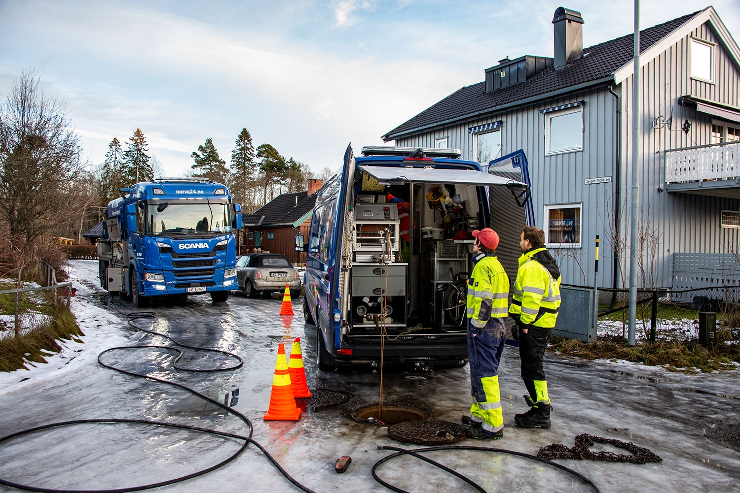 Kameraet følges med spenning etter hvert som det beveger seg innover i kloakkrøret.