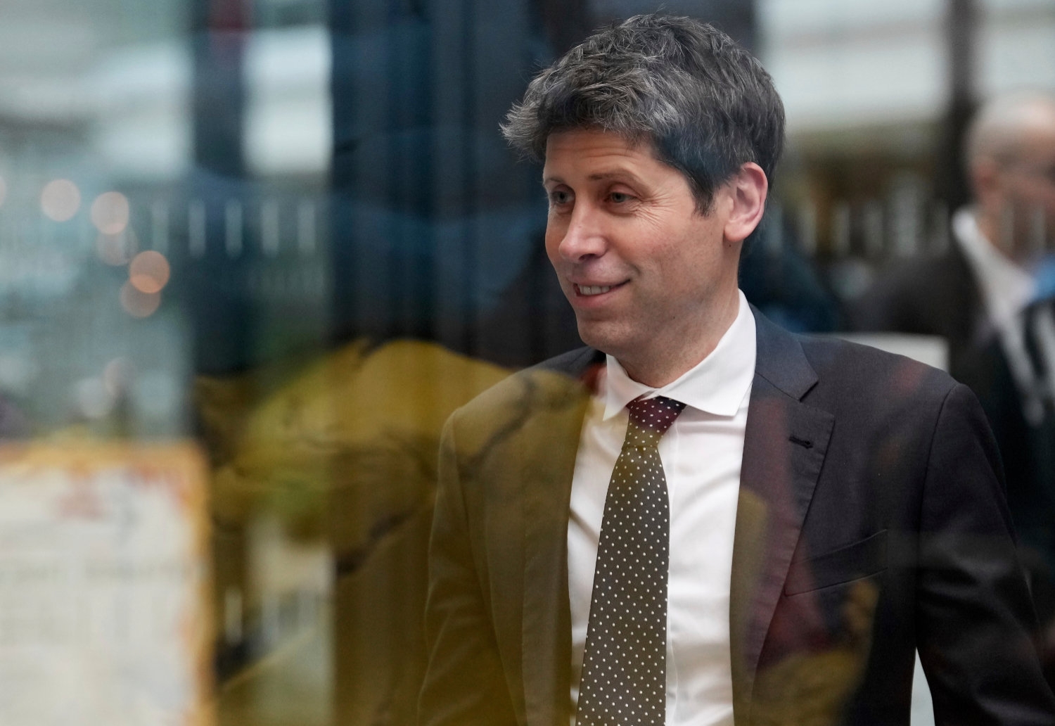 OpenAIs administrerende direktør Sam Altman sier at planen om å gjøre selskapet til kommersiell virksomhet, skrinlegges.