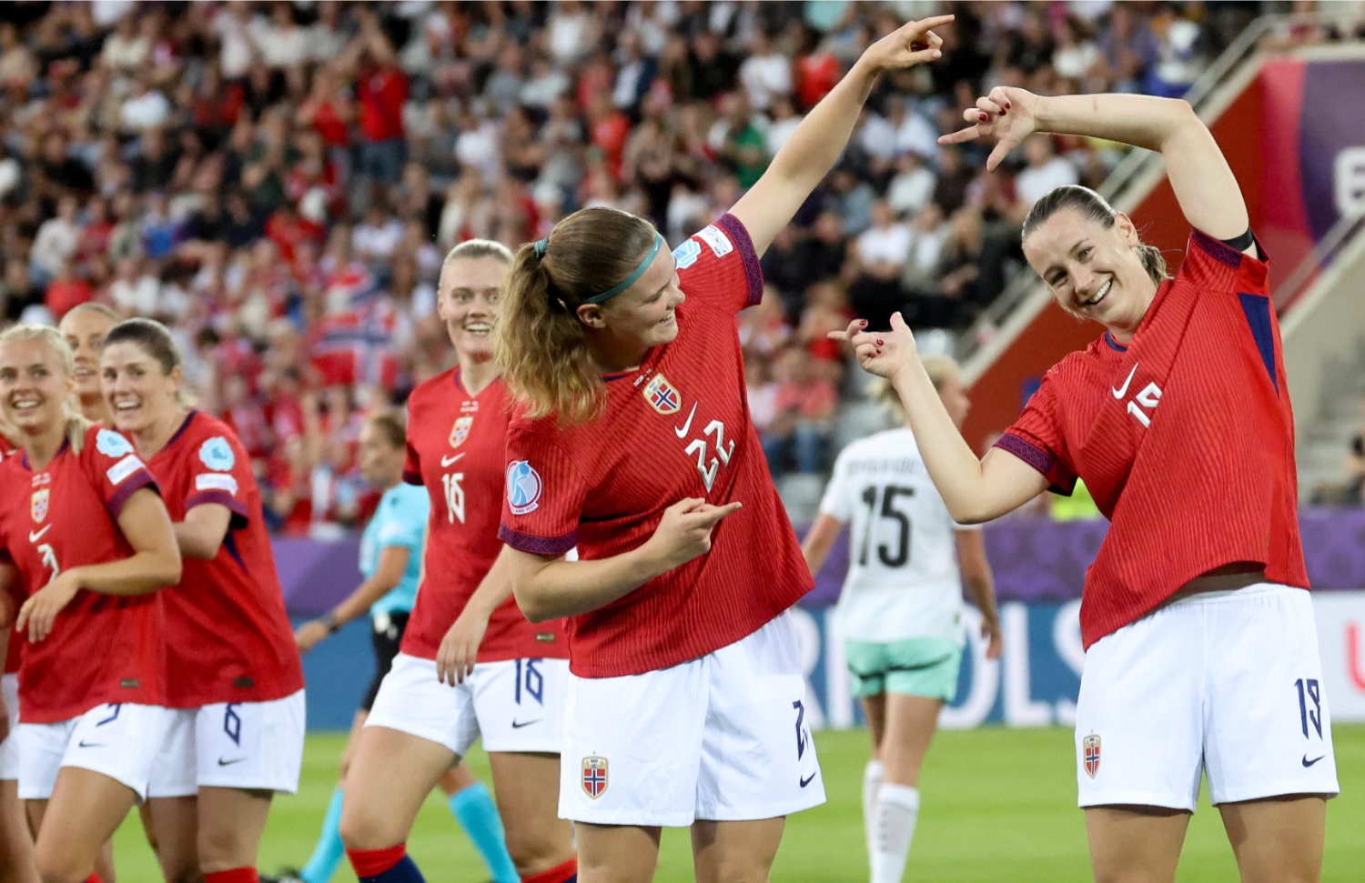 Elisabeth Terland (til h.) feirer Signe Gaupsets første EM-mål med scoreren mens Emilie Woldvik (fra v.), Maren Mjelde og Mathilde Harviken følger med. 