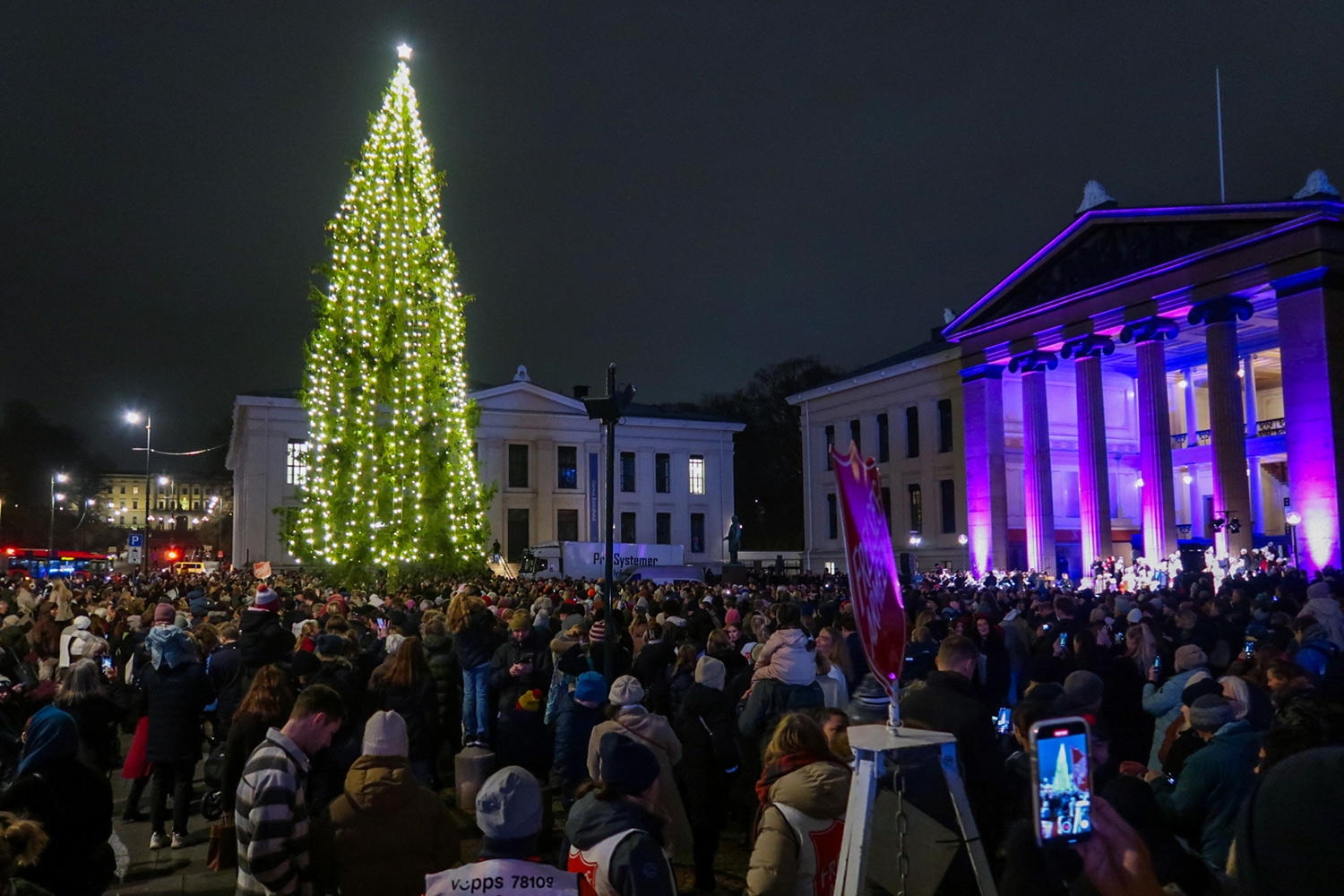 Tradisjonen med julegrantenningen på Universitetsplassen i Oslo går helt tilbake til 1919. 