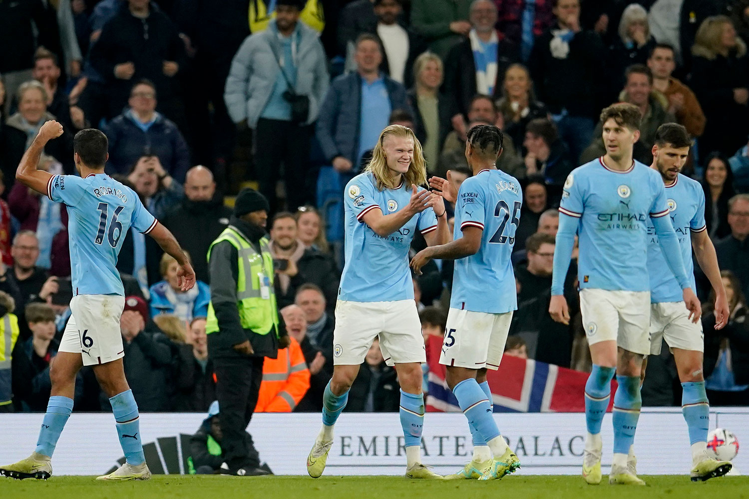 Erling Braut Haaland (i midten) slo ut håret like før han scoret på overtid i Manchester Citys 4-1-seier over tabelltopp Arsenal i Premier League onsdag. 